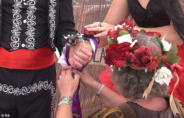 تزوج سكان برمنغهام قبل أربعة أسابيع في مسقط رأسهم ، لكنهم وجدوا حفل Handfasting عبر الإنترنت وحجزوا مسبقًا