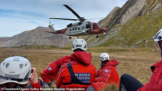 وصل فريق Ogwen Valley Mountain Rescue إلى الأصدقاء وأنقذهم.  تم العثور على جثة جاك أسفل وجه الصخرة