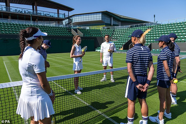 في الصورة: أميرة ويلز وروجر فيدرر خلال زيارة لنادي All England Lawn Tennis Club في ويمبلدون لإلقاء نظرة من وراء الكواليس على عمل فتيان وفتيات الكرة الذين يشكلون جزءًا أساسيًا من بطولة التنس