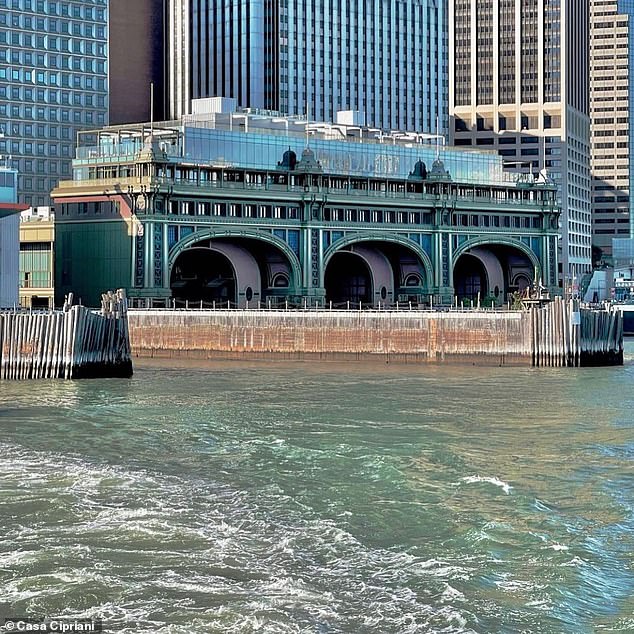 يقع Casa Cipriani في مانهاتن السفلى في مبنى Battery Maritime الشهير