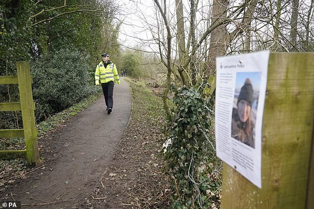 يسير PSCO نحو ملصق استئناف للسيدة Bulley في St Michael's-on-Wyre في فبراير