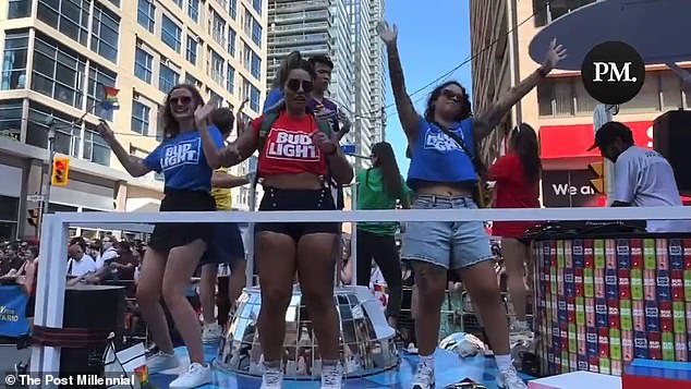 كما رعت Bud Light أيضًا عائمًا في العرض ، حيث احتفلت بشراكتها لمدة 10 سنوات مع Pride Toronto