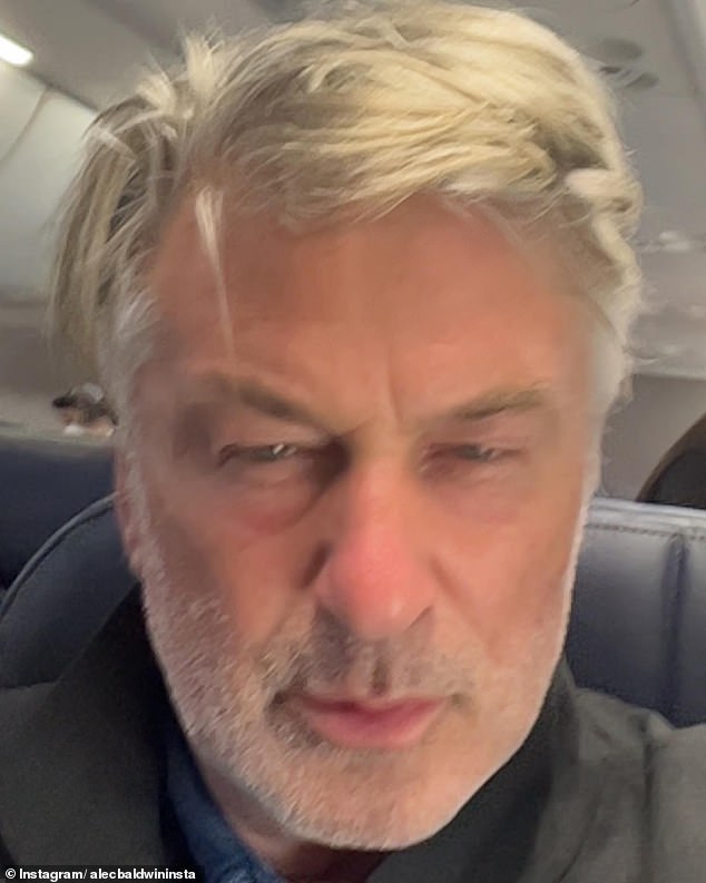 كان الممثل Alec Baldwin واحدًا من مئات الآلاف من الأشخاص الذين تأثروا بتأخير السفر خارج مطار Newark ، حيث نشر هذه الصورة الذاتية وهو يندب تأخيرًا لمدة سبع ساعات