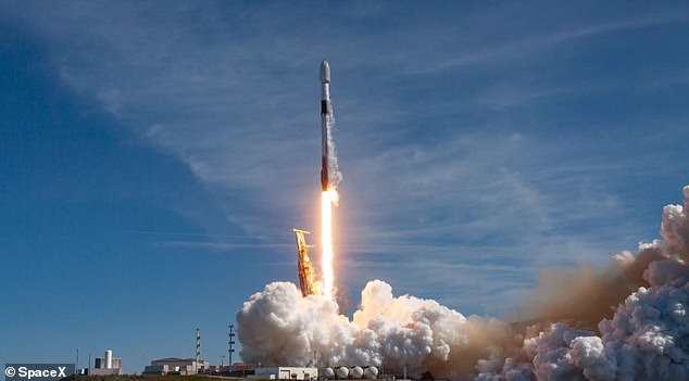 تأسست SpaceX في عام 2002 ، حيث أطلقت Falcon 1 في عام 2006 وأول Falcon 9 في عام 2010 ، والذي تم تصميمه بشكل أقل بكثير من الصواريخ المنافسة.  الصورة هي إطلاق فالكون 9 في يونيو