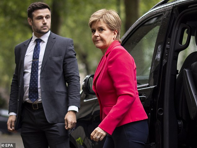 اعترفت السيدة Sturgeon ، التي ظهرت في الصورة عند وصول Covid Inquiry هذا الصباح ، بأنها `` لم تفعل كل شيء بشكل صحيح '' عندما قادت اسكتلندا خلال أزمة فيروس كورونا