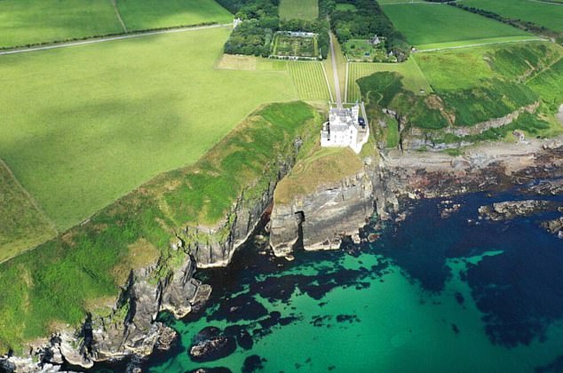 تقع قلعة Dunbeath على ساحل Caithness ، Sutherland وستوفر لأي مشترٍ محتمل منزلًا لا يبدو في مكانه في عالم خيالي