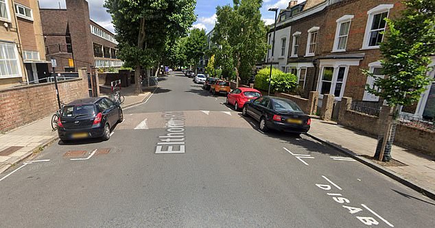 تم استدعاء الشرطة في الساعة 23:33 يوم الخميس ، 29 يونيو إلى طريق Elthorne Road ، Islington للإبلاغ عن حادث طعن (صورة مخزنة)