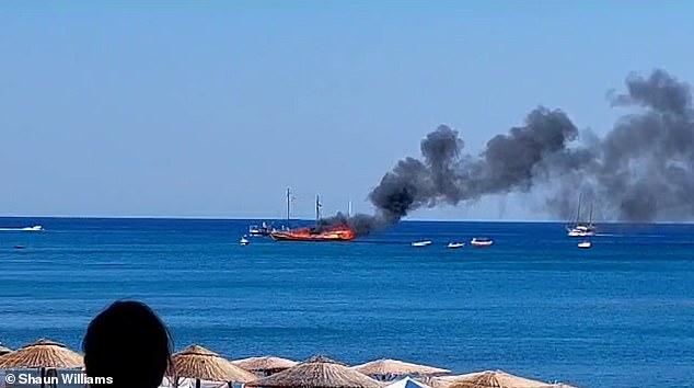 اندلع الحريق في البداية في وقت متأخر من بعد ظهر يوم الخميس مع استدعاء رجال الإطفاء على الفور إلى مكان الحادث