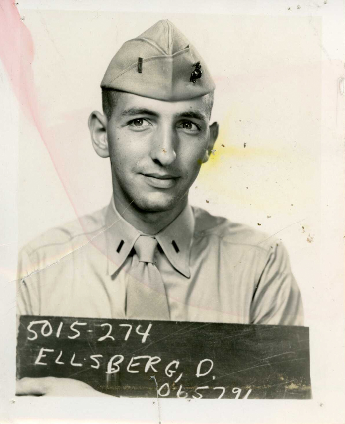 Ellsberg بالزي الرسمي ، 1954. أوراق بإذن من Daniel Ellsberg ، مجموعات Robert S. Cox الخاصة ومركز أبحاث أرشيف الجامعة ، مكتبات UMass Amherst