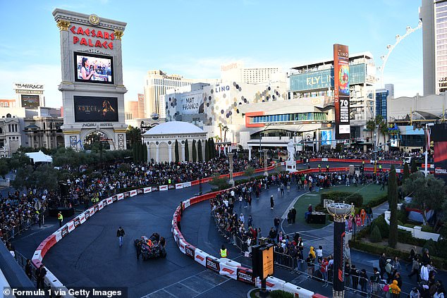 منظر عام حيث تم نقل سيارة سيرجيو بيريز إلى مكانها خلال حفل إطلاق Formula 1 Las Vegas Grand Prix 2023