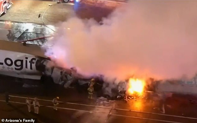 استغرق إخماد النيران ما يقرب من 30 دقيقة وظل ما يقرب من 12 من ضباط الشرطة في مكان الحادث طوال الصباح