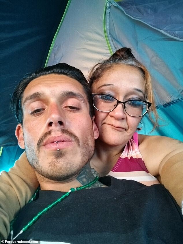 جيلبرتو فرانكو ، 28 عاما ، في صورة مع والدته ، في صورة من نعيه