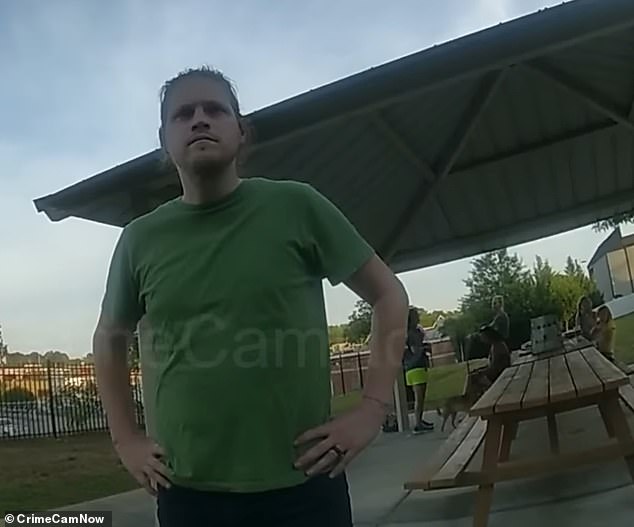 يعطي الأب جانبًا مختلفًا تمامًا من القصة ، قائلاً إن الرجل الأسود هو الذي لوّح بالسكين