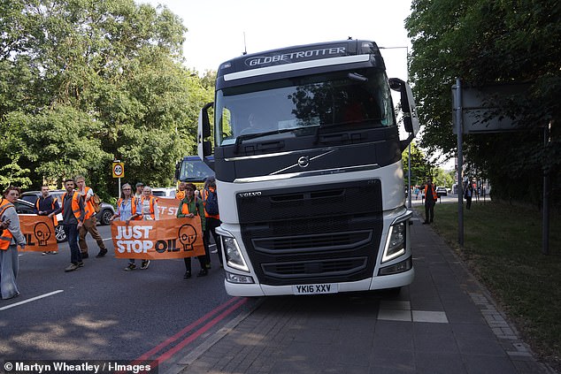 تتوقف شاحنة في Hanger Lane وسط احتجاجات تخريبية من قبل Just Stop Oil صباح الاثنين