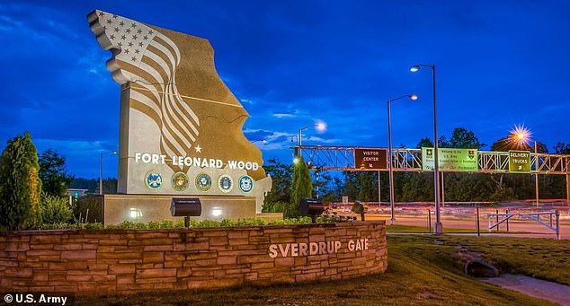 Fort Leonard Wood هي قاعدة تدريب للجيش الأمريكي تقع في Missouri Ozarks.  لونغ متهم بإدارة حضانة غير قانونية من منزله على الموقع