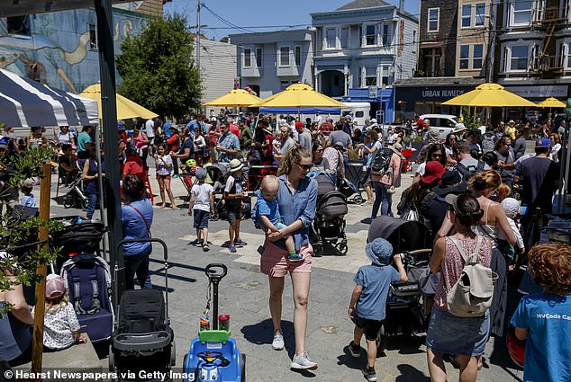 يظهر المتسوقون في Noe Valley Town Square. المنطقة ، حيث تبلغ تكلفة المنازل في المتوسط 1.7 مليون دولار ، تشهد الآن سلسلة من الهجمات على الأمهات ، نفذتها عصابة من المراهقين