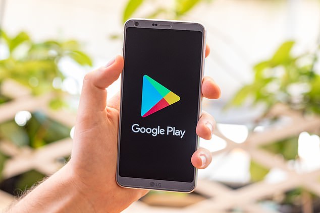 قامت Google بإزالة التطبيقات من متجر Google Play الخاص بها ، ولكن يحتاج المستخدمون الآن إلى حذف التطبيقات يدويًا من الأجهزة