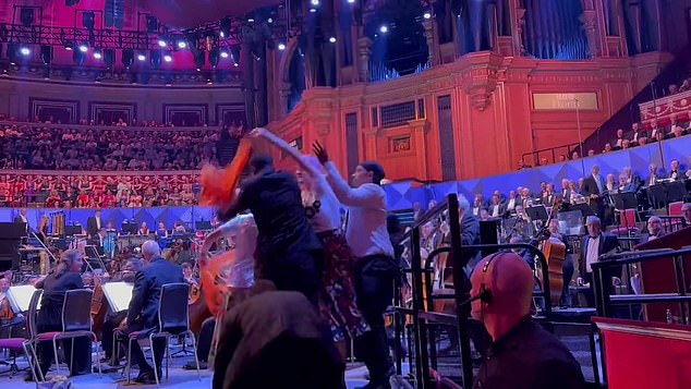 رفع النشطاء علم Just Stop Oil البرتقالي على المسرح أمام قاعة Royal Albert Hall المزدحمة