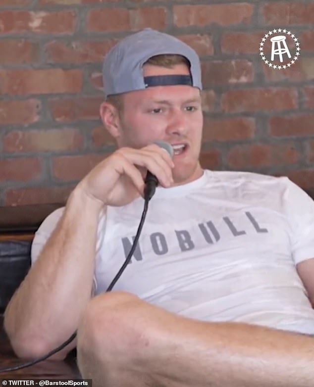 أخبرت ليفيس Barstool Sports أن وسائل التواصل الاجتماعي الخاصة بها تضاعفت في ليلة التجنيد