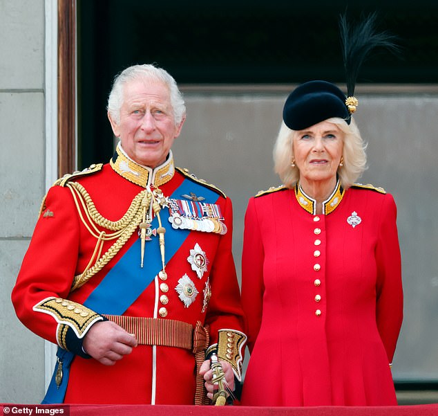 الملك تشارلز (في الصورة في يونيو في Trooping the Colour مع الملكة كاميلا) خدم في كل من البحرية الملكية وسلاح الجو الملكي بين عامي 1971 و 1976 عندما أمير ويلز