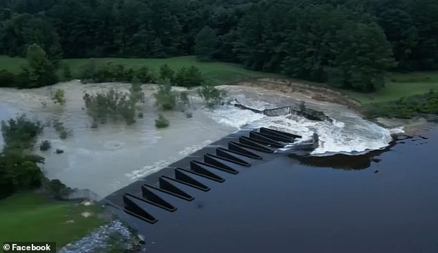 كان Archusa Creek واحدًا من ثلاثة مسطحات مائية مختلفة في مقاطعة كلارك قالت دائرة الأرصاد الجوية الوطنية إنها يمكن أن تتأثر بالطقس الرطب ليلة الأحد ، حيث قال المسؤولون إن السد انكسر رسميًا في الساعة 8:04 مساءً بتوقيت القاهرة.