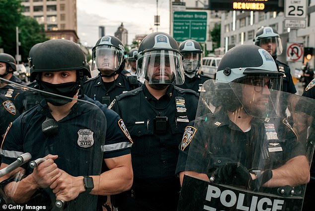 أشارت الأغنية بشكل متكرر إلى احتجاجات BLM.  في الصورة: ضباط شرطة نيويورك يغلقون مدخل جسر مانهاتن مع اندلاع الاحتجاجات في مدينة نيويورك في 2 يونيو 2020