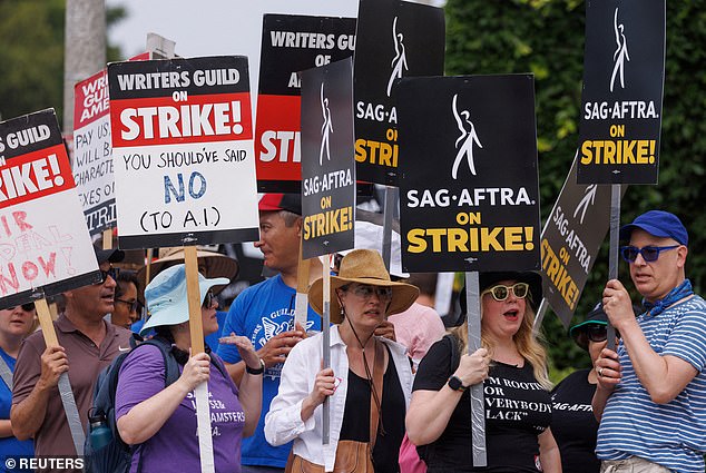 في 13 يوليو ، انضمت SAG-AFTRA ، مستخدمة ما يقرب من 160.000 أعضائها للمساعدة في صنع التاريخ مع أول إضراب متزامن للممثلين والكتاب منذ عام 1960