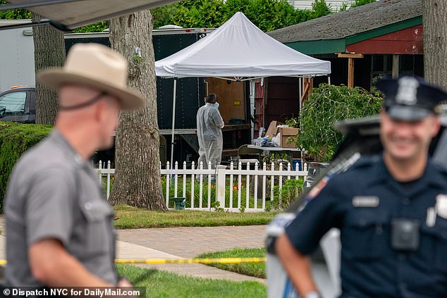 ظلت الشرطة في مكان الحادث يوم الثلاثاء في منزل Heuermann في Long Island