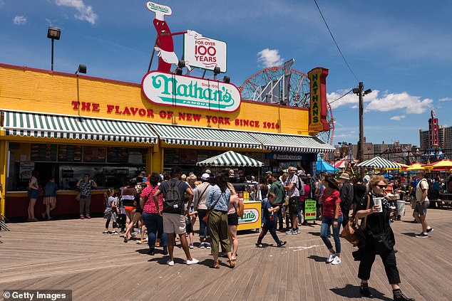 يحتفل Nathan's Famous بيوم Hot Dog هذا العام من خلال تقديم 5 سنت هوت دوج في نافذة مدتها ثلاث ساعات الأربعاء من الساعة 11 صباحًا إلى 1 مساءً بالتوقيت المحلي في المطاعم المشاركة.