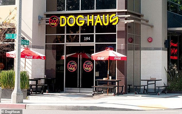 مع وجود أكثر من 50 موقعًا في ولايات مثل كاليفورنيا وتكساس ، فإن البائع الراقي Dog Haus هو أيضًا المفضل في الولايات المتحدة.  تكريما للعطلة ، يسمح المالكون للعملاء بإرسال رسالة نصية إلى رقم مجاني لاسترداد كلب مجاني