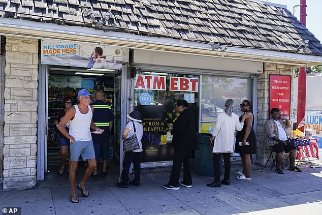 الناس ينتظرون في طابور لشراء تذاكر Powerball الأربعاء في هوثورن ، كاليفورنيا