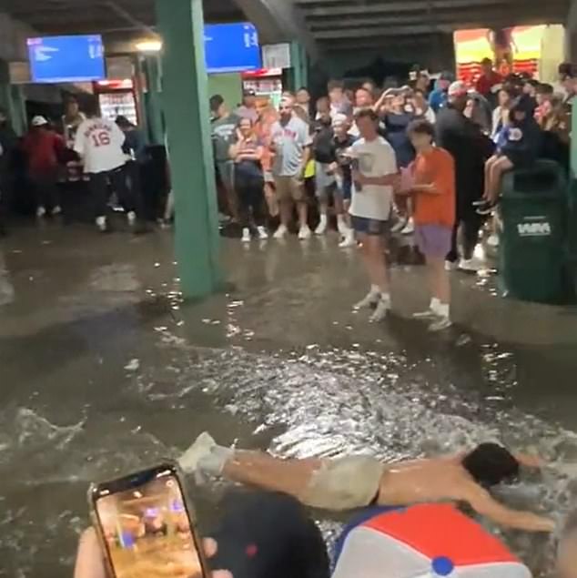 لم يستطع أحد المعجبين مقاومة تحويل ردهة Fenway إلى Slip 'N Slide n ليلة الجمعة