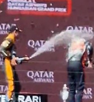 ثم يشرع في رش Verstappen (يمين) بالشمبانيا