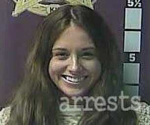 يبدو أن اثنين من صور mugshots للطالبة متطابقة - مما يعني أنها حصلت على 10 صور mugshots خلال 11 عملية اعتقال.