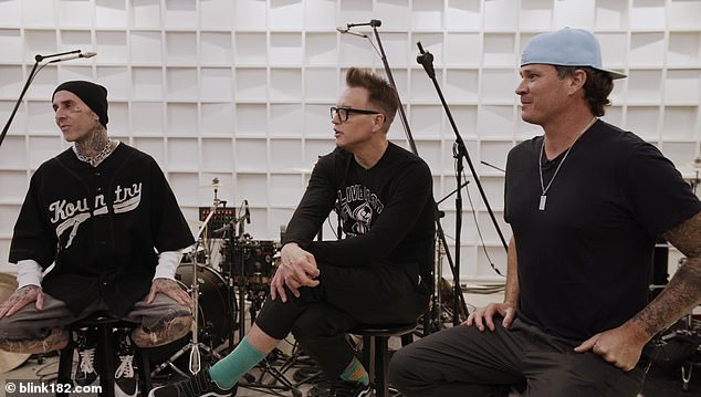 الوضع الترويجي: Blink-182 يستعدون لإصدار ألبومهم التاسع One More Time... في 20 أكتوبر؛  تضم الفرقة باركر ومارك هوبوس وتوم ديلونج