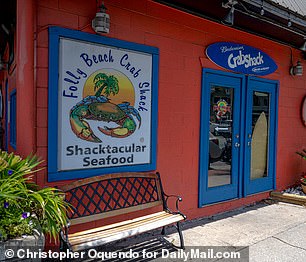 كان مطعم Crab Shack في تشارلستون بولاية ساوث كارولينا أحد الحانات التي قالت هاتشينسون إنها قدمت