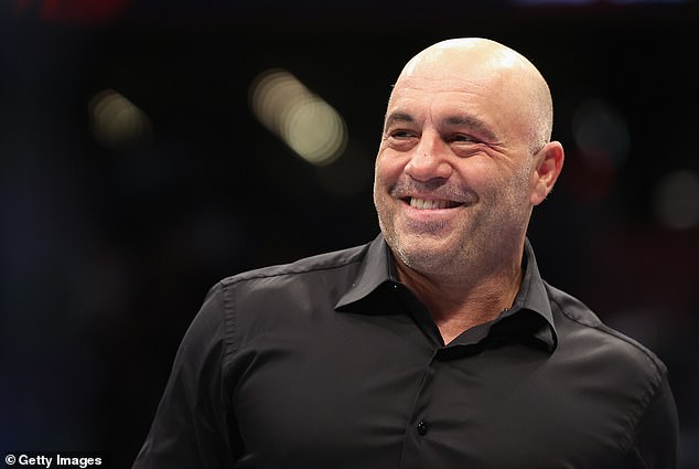 غادر معلق UFC الملون والممثل الكوميدي ومضيف البودكاست جو روغان كاليفورنيا متوجهاً إلى تكساس مع عائلته