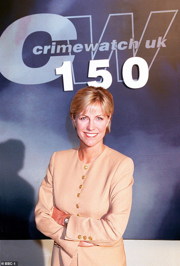 مع بداية البرنامج المخصص Crimewatch في عام 1984، أصبح المشاهدون معتادين بشكل خاص على رؤية وجوه الرجال والنساء المطلوبين على شاشة التلفزيون.  أعلاه: مقدمة برنامج Crimewatch، جيل داندو، التي قُتلت في عام 1999