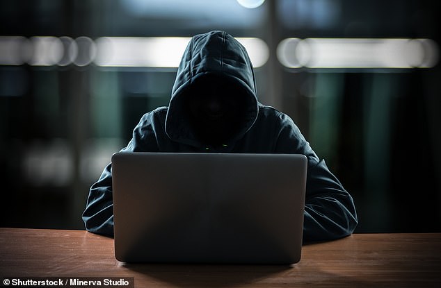 احتيال السوق: غالبًا ما يشتري المجرمون شيئًا ما على منصة تداول عبر الإنترنت مثل Facebook Marketplace ويرسلون الكثير من الأموال