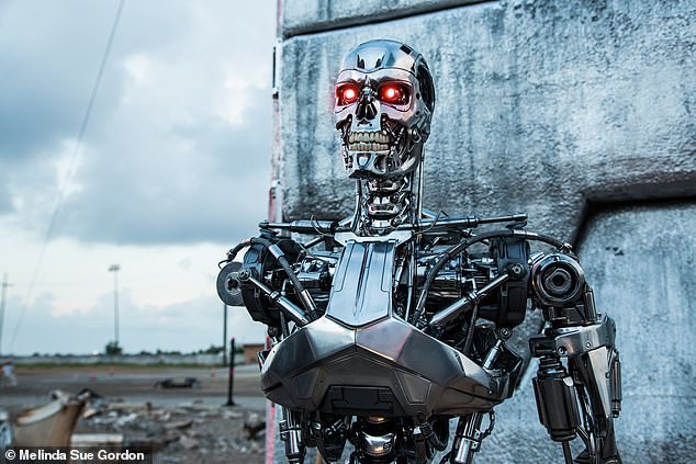 T-600 هي آلة تعمل بالذكاء الاصطناعي والتي تسيطر على العالم في سلسلة Terminator الشهيرة وتتميز بهيكل داخلي قتالي مصنوع من سبائك التيتانيوم، ومغطى أحيانًا بمادة اللاتكس الاصطناعية.