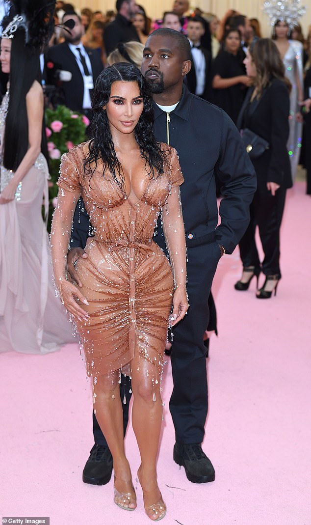 كيم كارداشيان في فستان مبلل، في الصورة مع كاني ويست، في حفل Met Gala لعام 2019