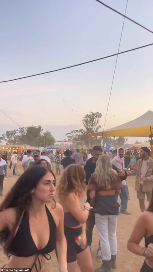 يمكن رؤية رواد المهرجان الإسرائيليين وهم يرقصون في الصحراء فجر يوم السبت، غير مدركين تماما أنه في غضون دقائق كان أعضاء جماعة حماس المسلحة على وشك النزول من السماء وإثارة الرعب.