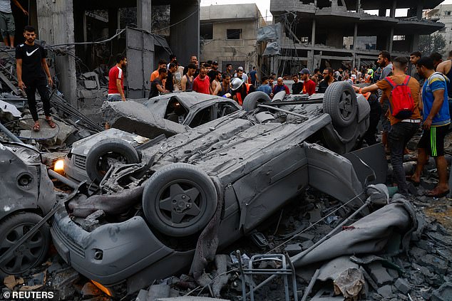 فلسطينيون يتفقدون الأضرار الناجمة عن الغارات الإسرائيلية، في أعقاب هجوم مفاجئ لحماس، في مخيم الشاطئ للاجئين، في مدينة غزة، 9 أكتوبر/تشرين الأول.