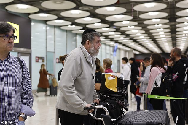 أعادت الحكومة الإسبانية مئات المسافرين الإسبان من إسرائيل