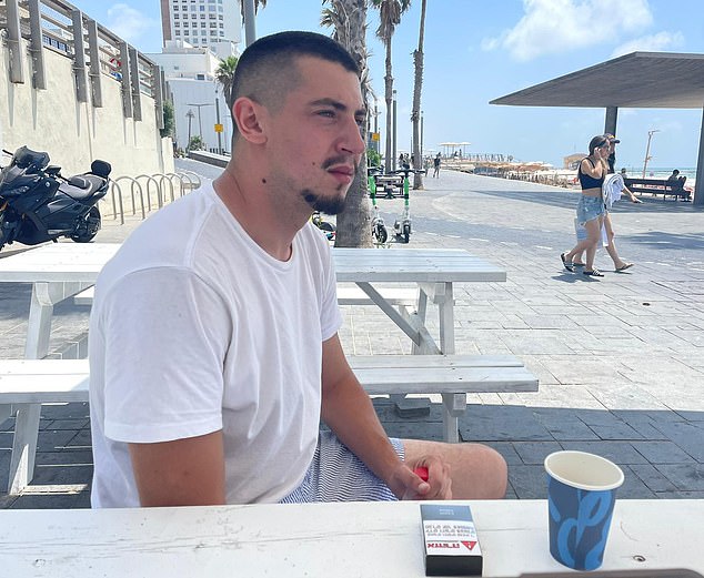 جيك مارلو البالغ من العمر 26 عامًا هو من بين المفقودين بعد أن كان يعمل حارسًا أمنيًا في مهرجان موسيقي استهدفه إرهابيو حماس.