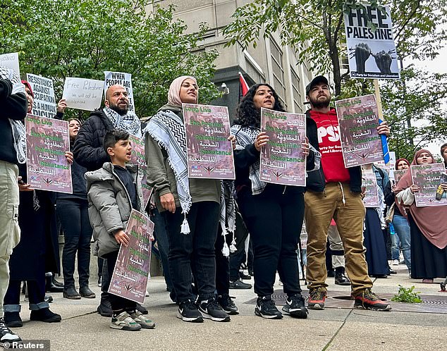 وشوهد فلسطينيون أمريكيون في بعض الأماكن وهم يسخرون من الموتى، ويلوحون بالصلبان المعقوفة، ويبصقون في اتجاه المتظاهرين المعارضين.