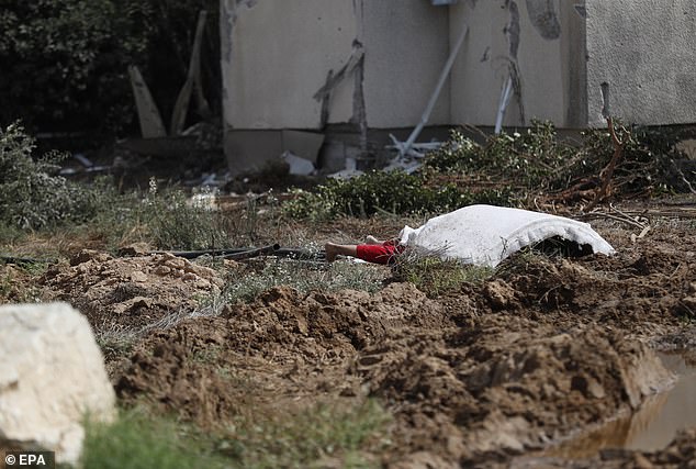 جثة امرأة مغطاة بالبطانية في كفر عزة