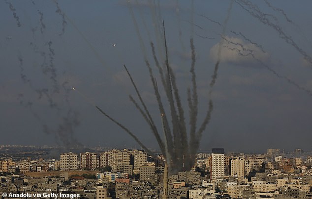 منظر للصواريخ التي أطلقها الفلسطينيون على مدينة عسقلان الإسرائيلية مع استمرار الاشتباكات بين القوات الإسرائيلية والجماعات الفلسطينية المسلحة في مواقع مختلفة في غزة في 10 أكتوبر 2023، في مدينة غزة