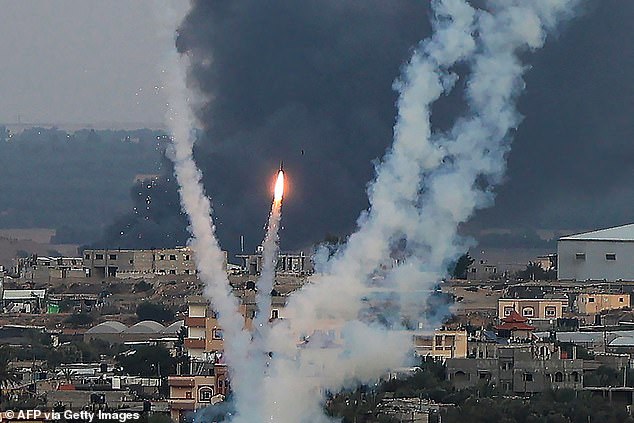 أطلق نشطاء فلسطينيون، اليوم الأربعاء، صواريخ باتجاه إسرائيل من مدينة رفح جنوب قطاع غزة