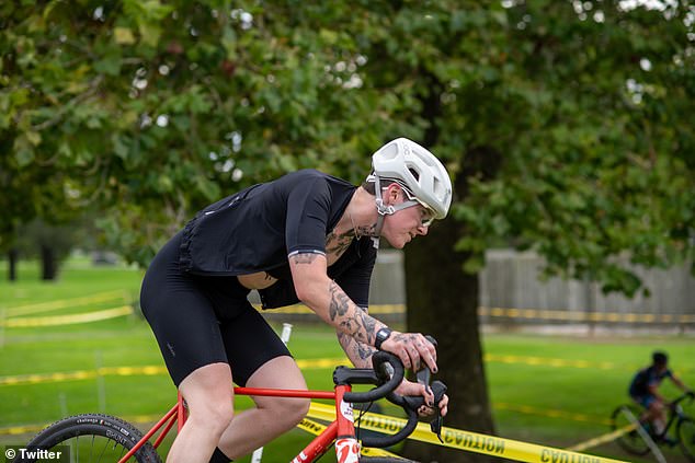 تم تصوير ويليامسون وهو يركب دراجة في كأس شيكاغو CycloCross.  احتلت المركز الرابع في نصف القطط للسيدات وحصلت على جائزة قدرها 75 دولارًا